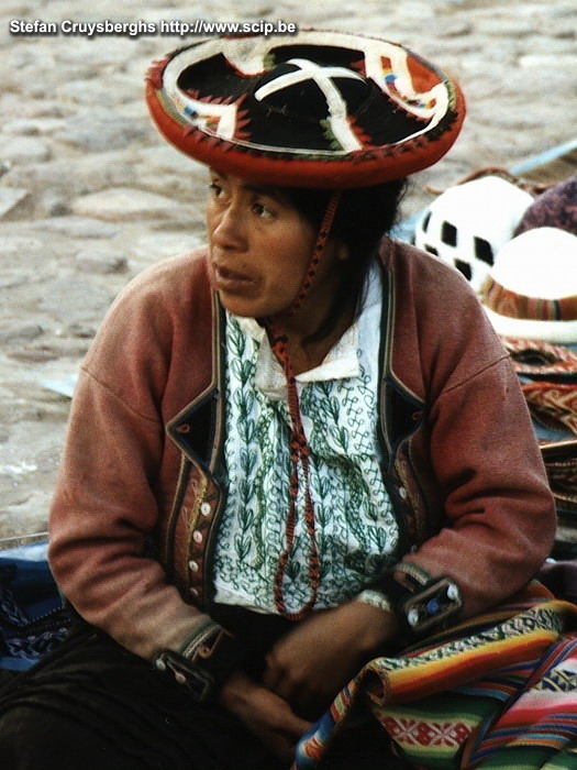 Heilige Vallei - Chinchero Vrouw op het marktje van Chinchero, een klein pittoresk dorpje in de omgeving van Cuzco. Stefan Cruysberghs